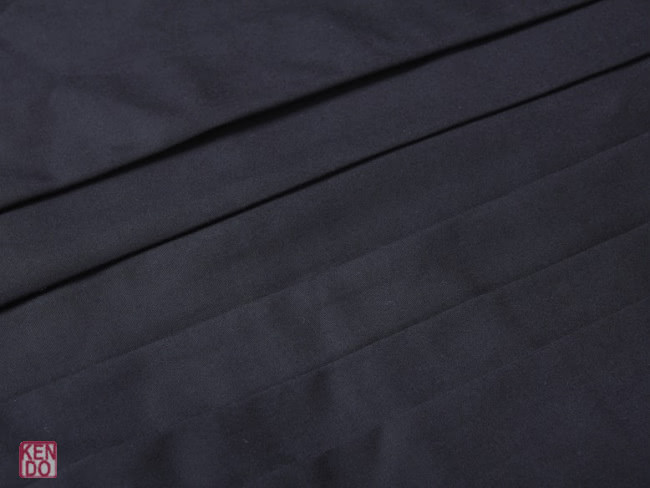 Gi und Hakama Set schwarz für Iaido mit Poloshirt