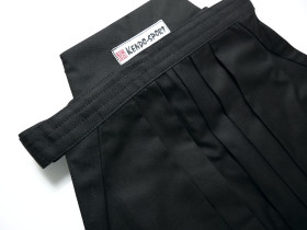 Gi und Hakama Set schwarz für Iaido mit Poloshirt